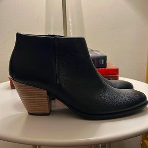 Ecco Hydromax Women’s Shape 55 Black Oil Nubuck